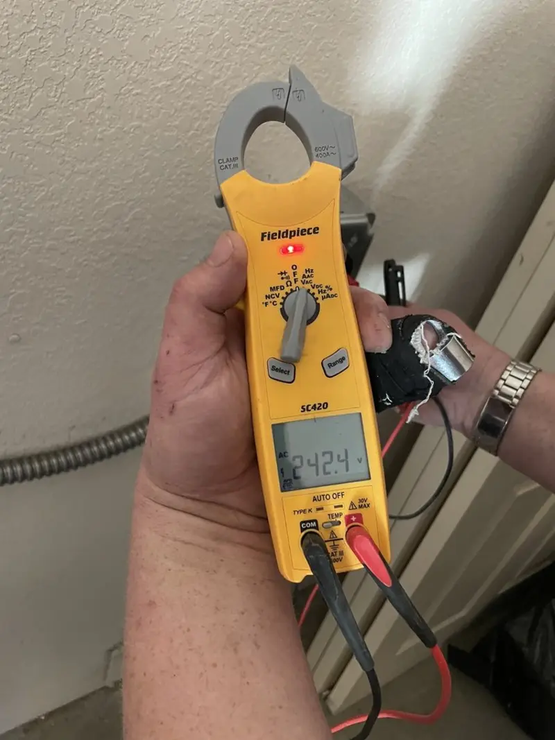 Voltage testing with clamp meter during Electrical Installation Services in Bremen